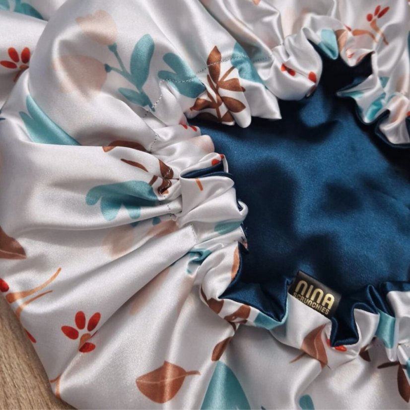 Satin bonnet small for curly and wavy hair (S).
